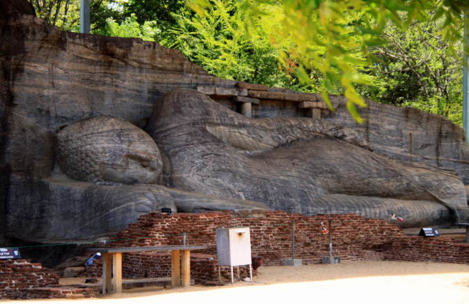 Buddha liegend